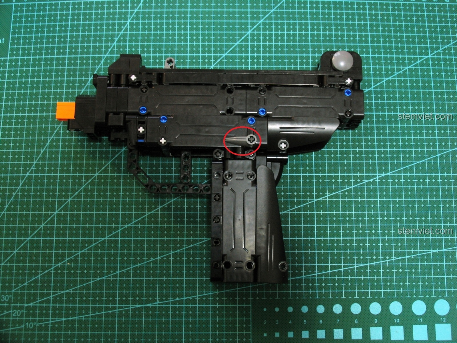 Cận cảnh các chi tiết nhỏ màu xám trên mô hình Súng UZI CaDA C81008.