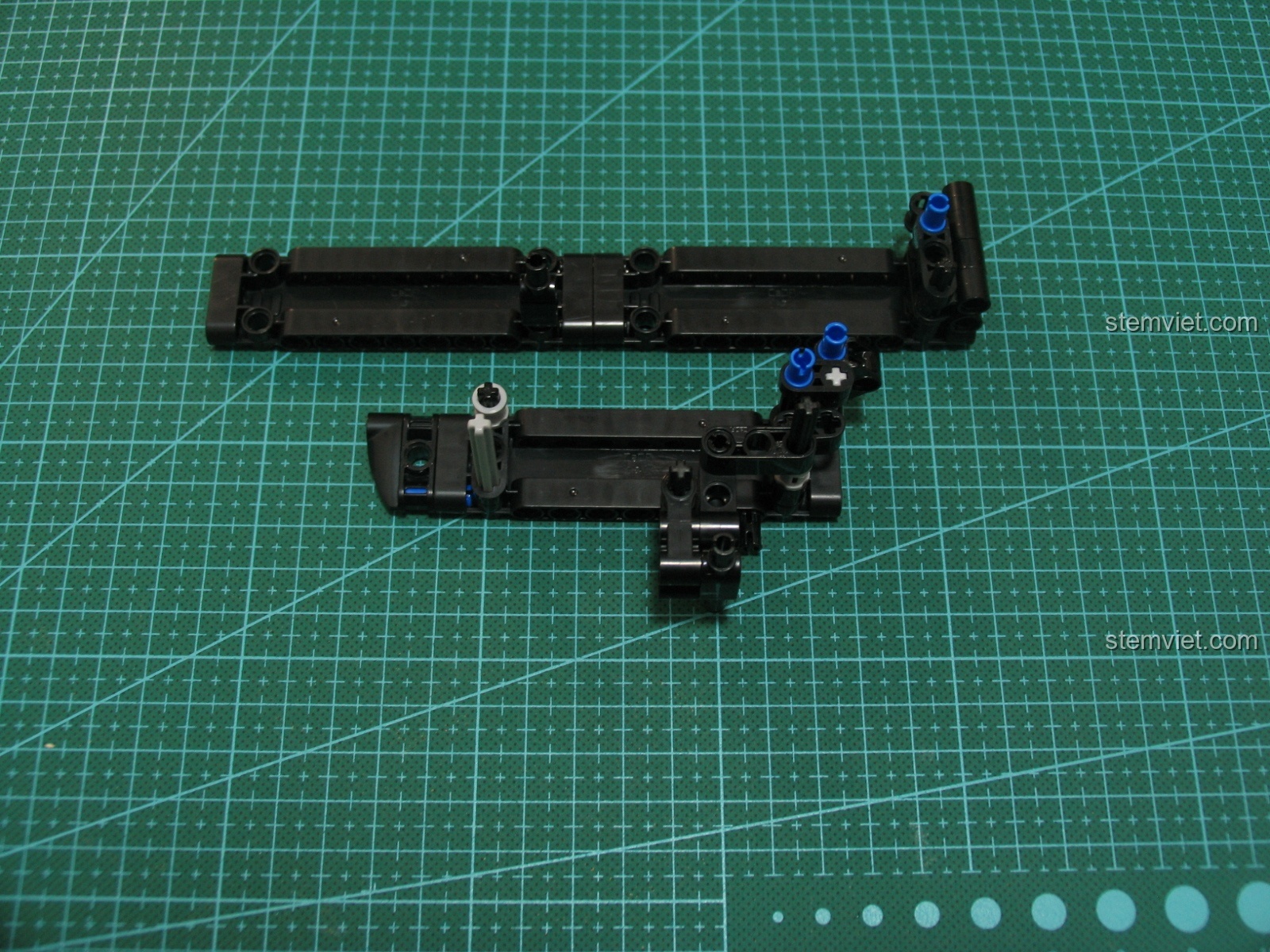 Cận cảnh các chi tiết nhỏ màu xám trên mô hình Súng UZI CaDA C81008.