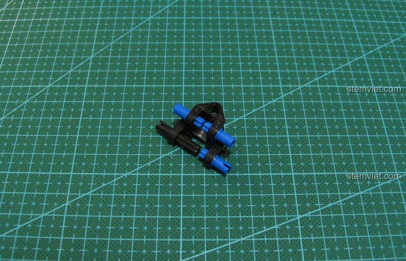 Cận cảnh các chi tiết nhựa màu xanh trên mô hình Súng UZI CaDA C81008.