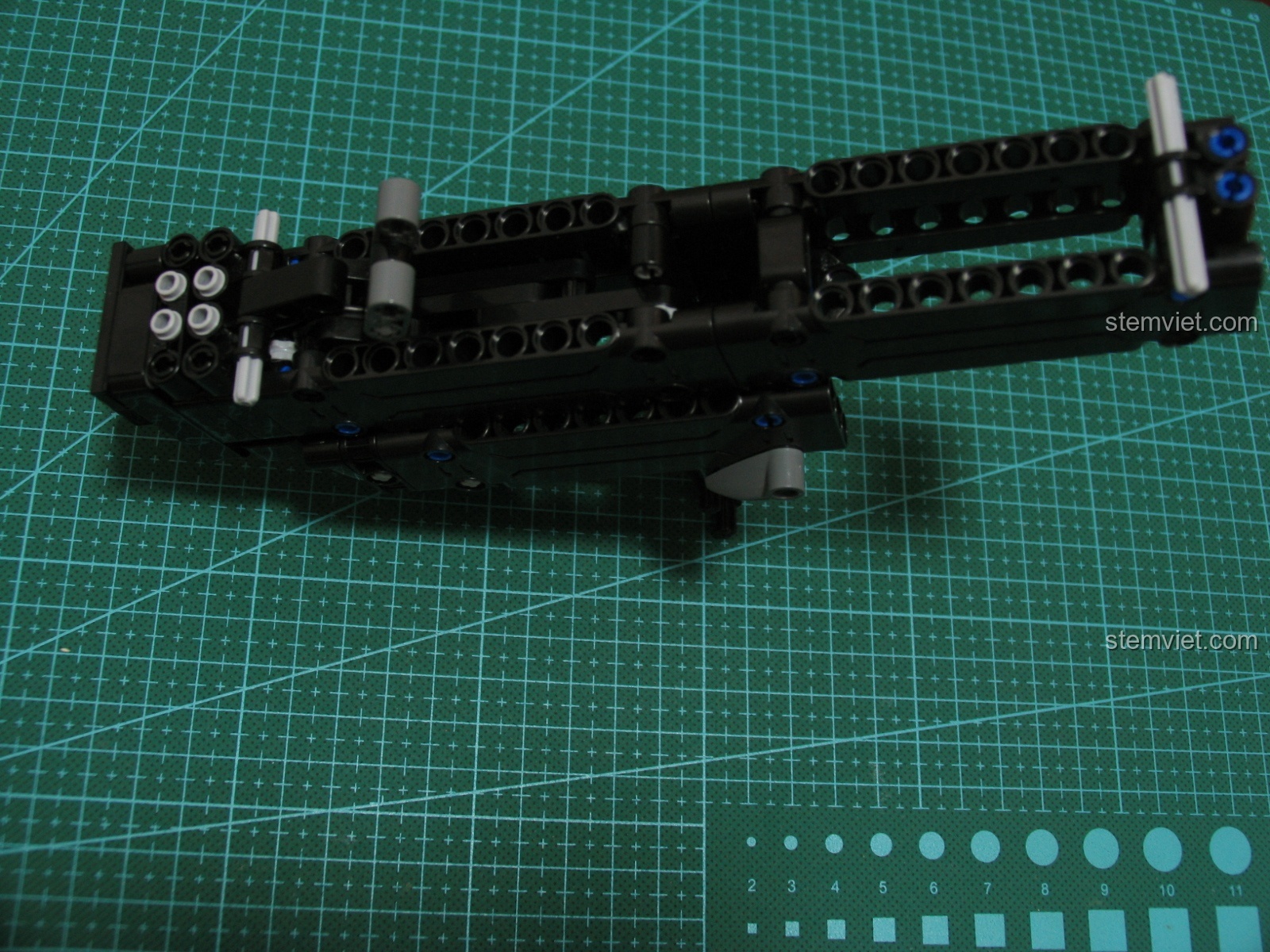 Cận cảnh các chi tiết nhỏ màu xanh trên mô hình Súng UZI CaDA C81008.