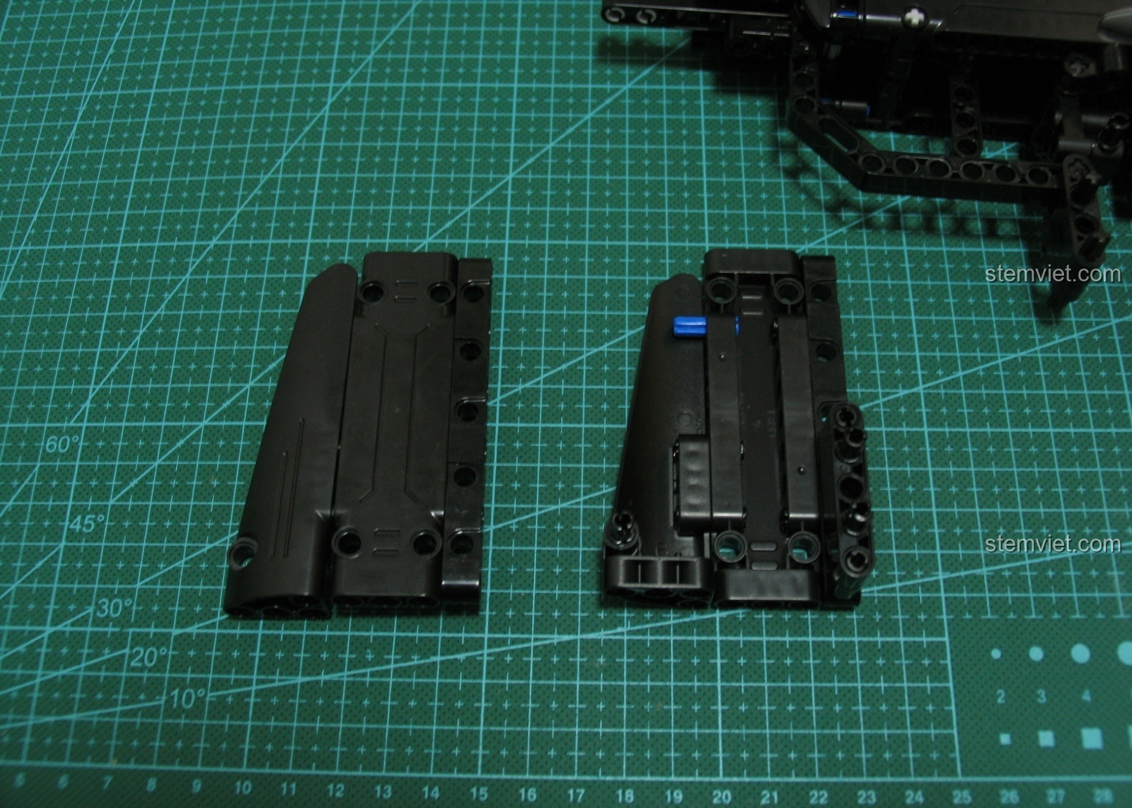 Cận cảnh các chi tiết nhỏ màu xanh trên mô hình Súng UZI CaDA C81008.