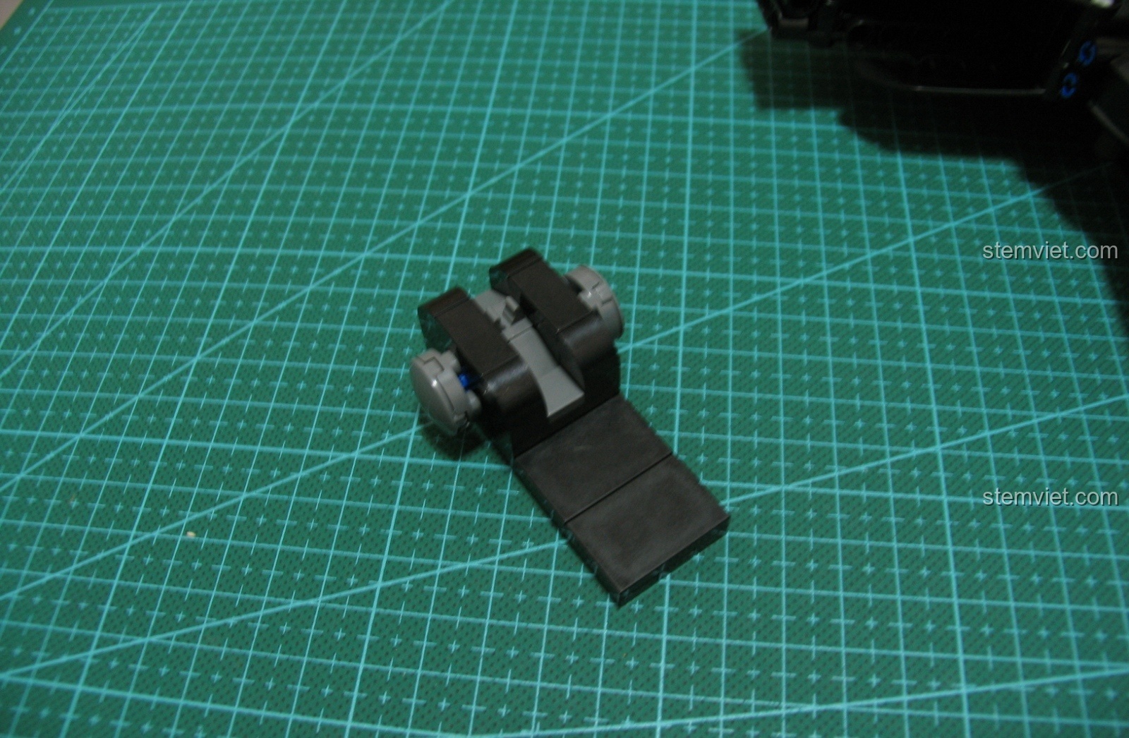 Cận cảnh các chi tiết nhỏ màu xanh trên mô hình Súng UZI CaDA C81008.