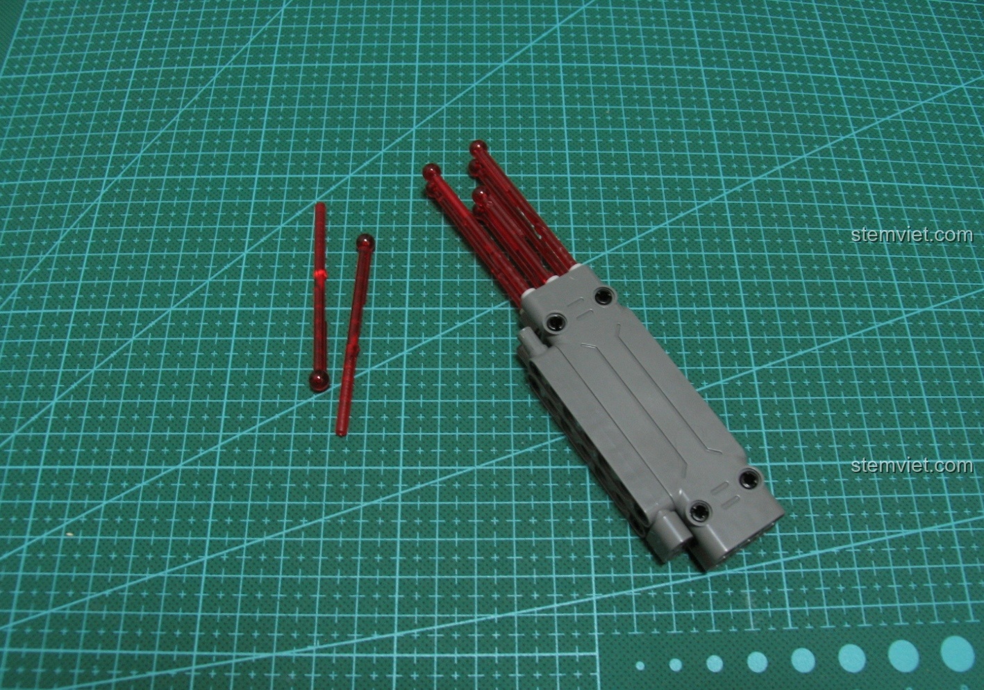 Cận cảnh các chi tiết nhỏ màu xanh trên mô hình Súng UZI CaDA C81008.