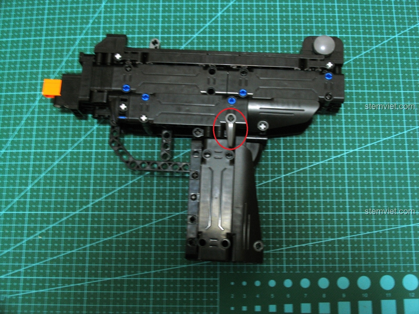 Cận cảnh các chi tiết nhỏ màu xanh trên mô hình Súng UZI CaDA C81008.