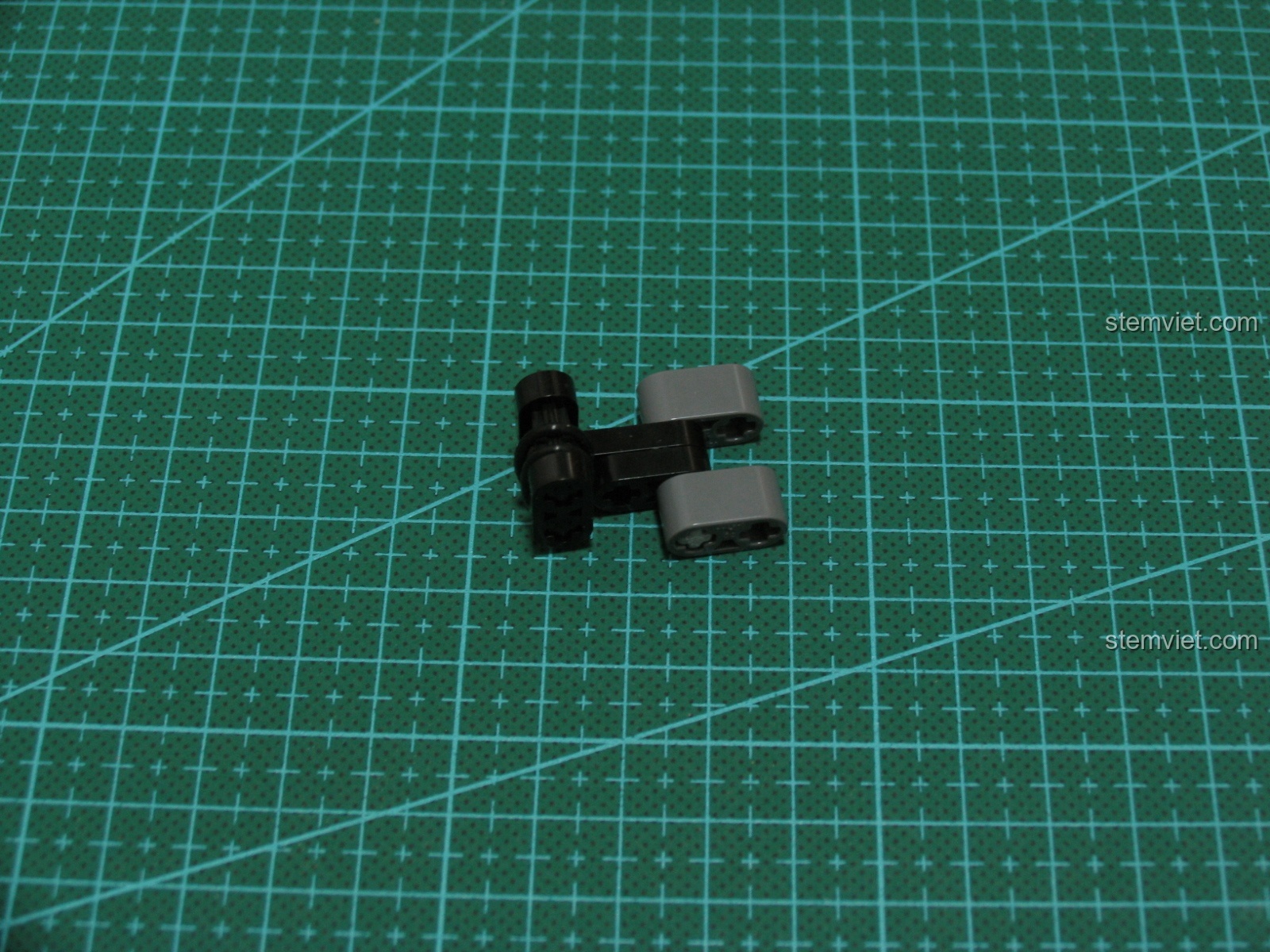 Cận cảnh các chi tiết nhỏ màu xanh trên mô hình Súng UZI CaDA C81008.