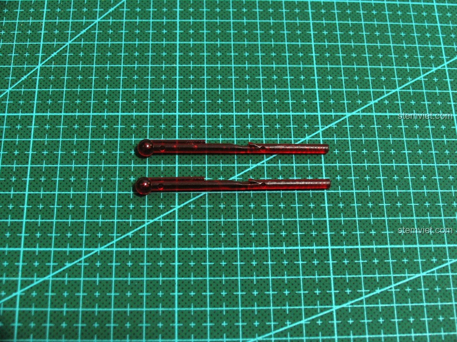 Cận cảnh cò súng và cơ chế kích hoạt của Súng UZI CaDA C81008.