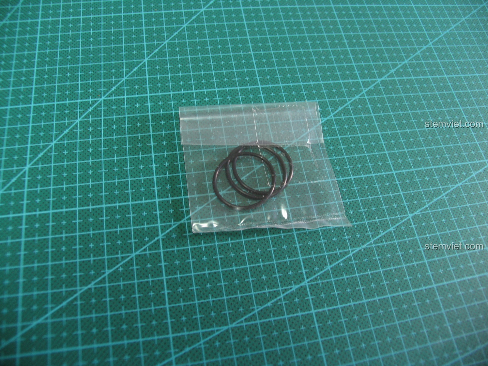 Cận cảnh cò súng của mô hình Súng UZI CaDA C81008.