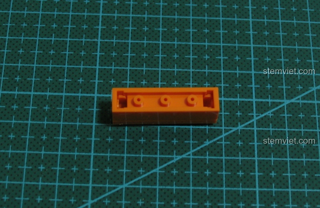 Cận cảnh phần đuôi súng của mô hình Súng UZI CaDA C81008.