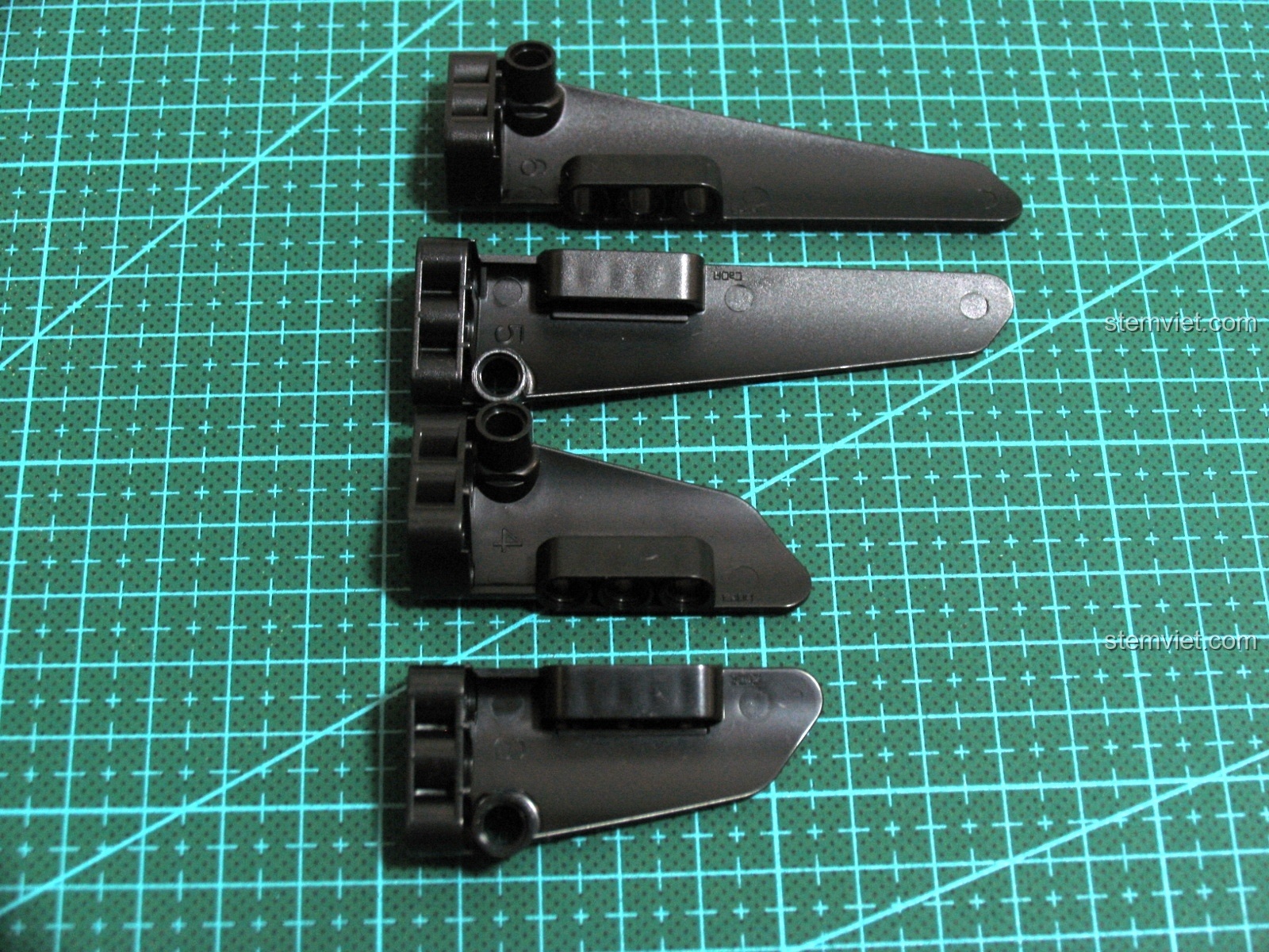 Cận cảnh hộp tiếp đạn của mô hình Súng UZI CaDA C81008.