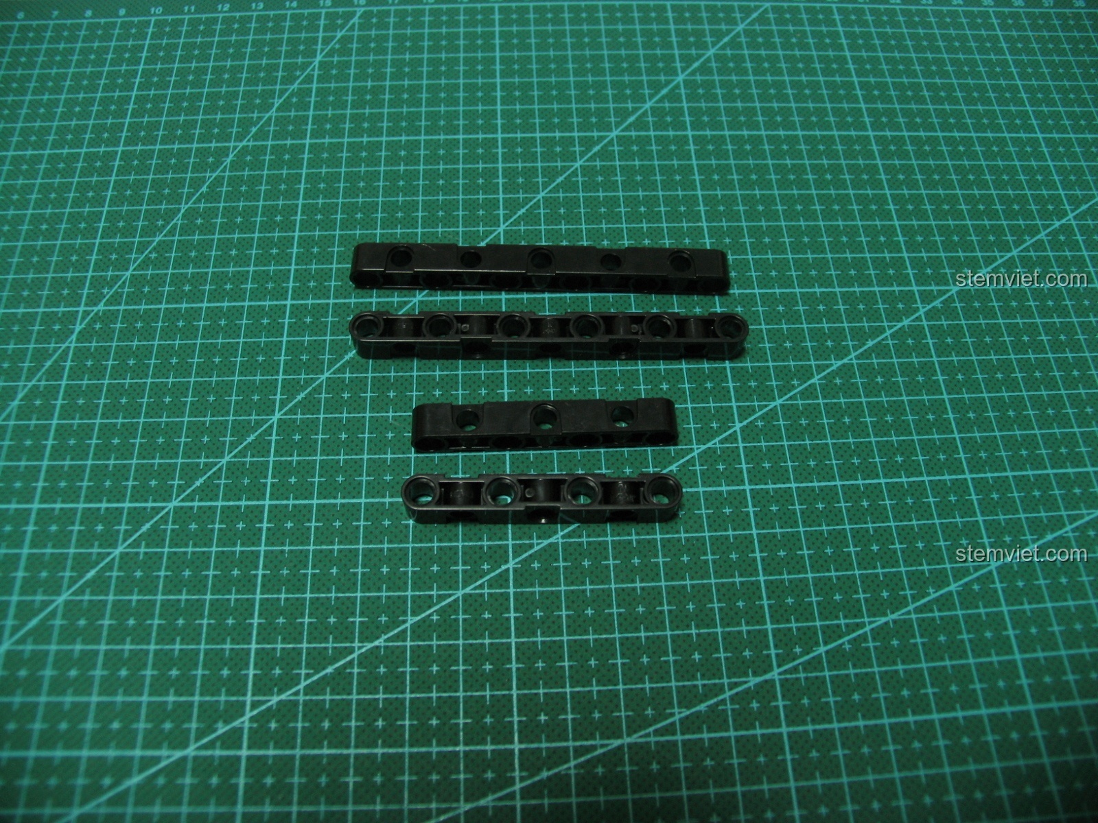 Cận cảnh khe nòng súng của mô hình Súng UZI CaDA C81008.