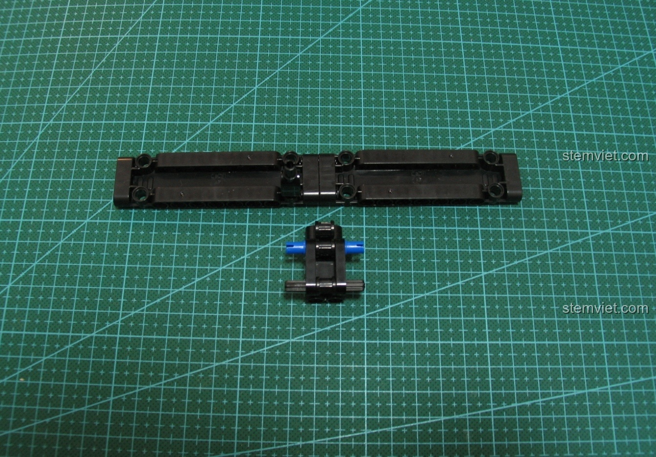 Cận cảnh các tấm panel của mô hình Súng UZI CaDA C81008.