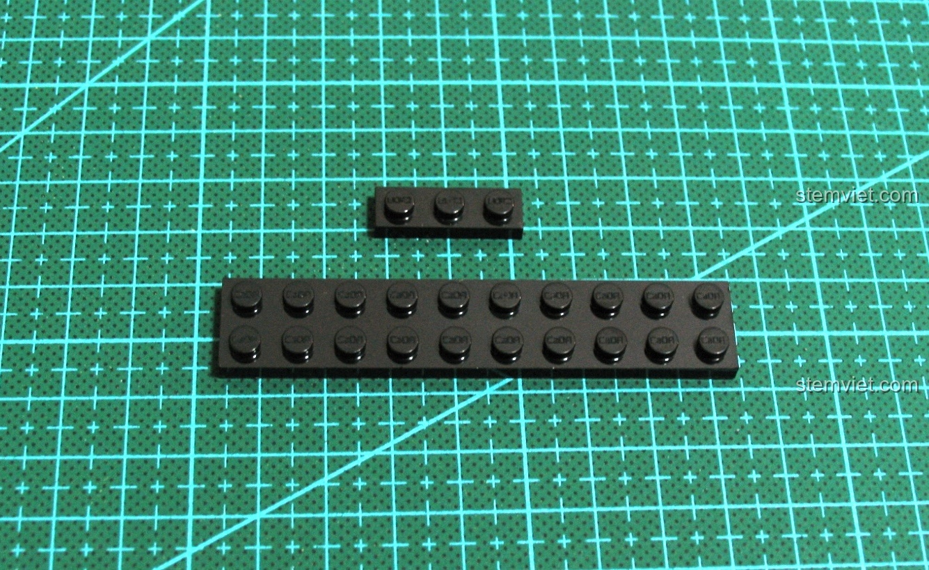 Cận cảnh tay cầm và báng súng của mô hình Súng UZI CaDA C81008.