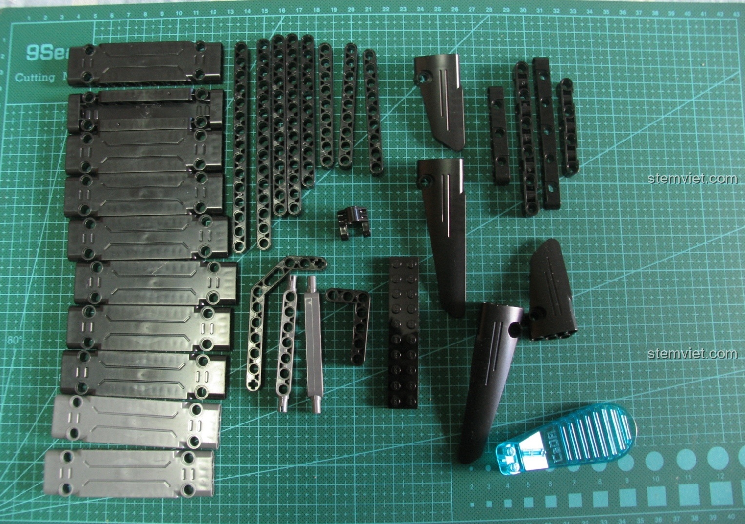 Cận cảnh tay cầm của mô hình Súng UZI CaDA C81008.