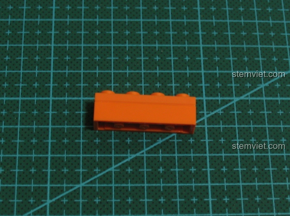 Cận cảnh phần thân giữa của mô hình Súng UZI CaDA C81008.