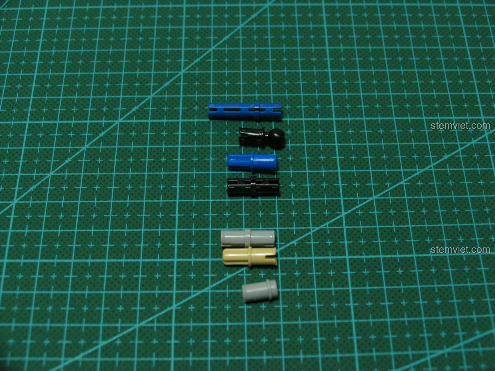 Cận cảnh phần thân trên của mô hình Súng UZI CaDA C81008.