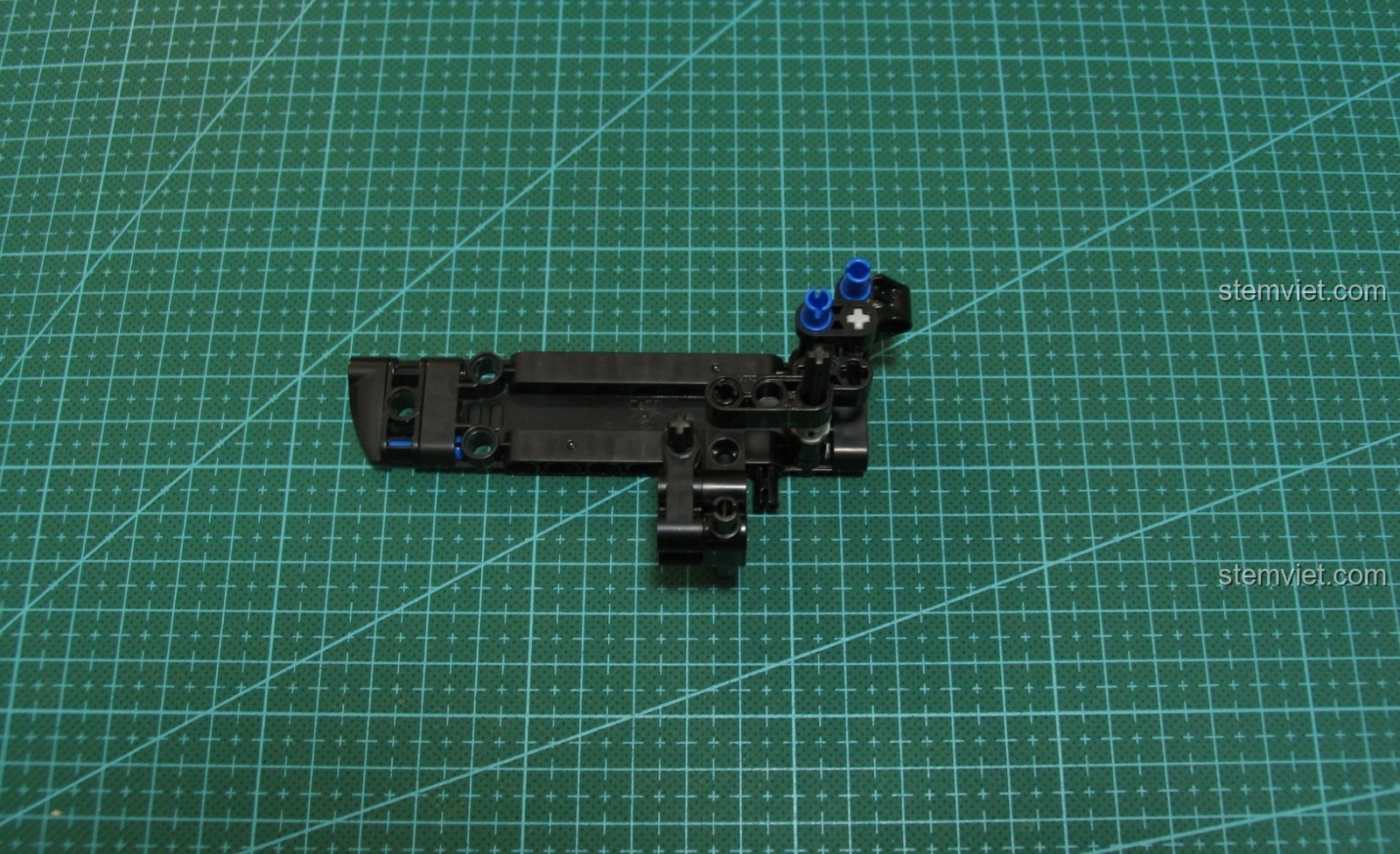 Cận cảnh các thanh ray trong bộ lắp ráp CaDA C81008 UZI Mini.