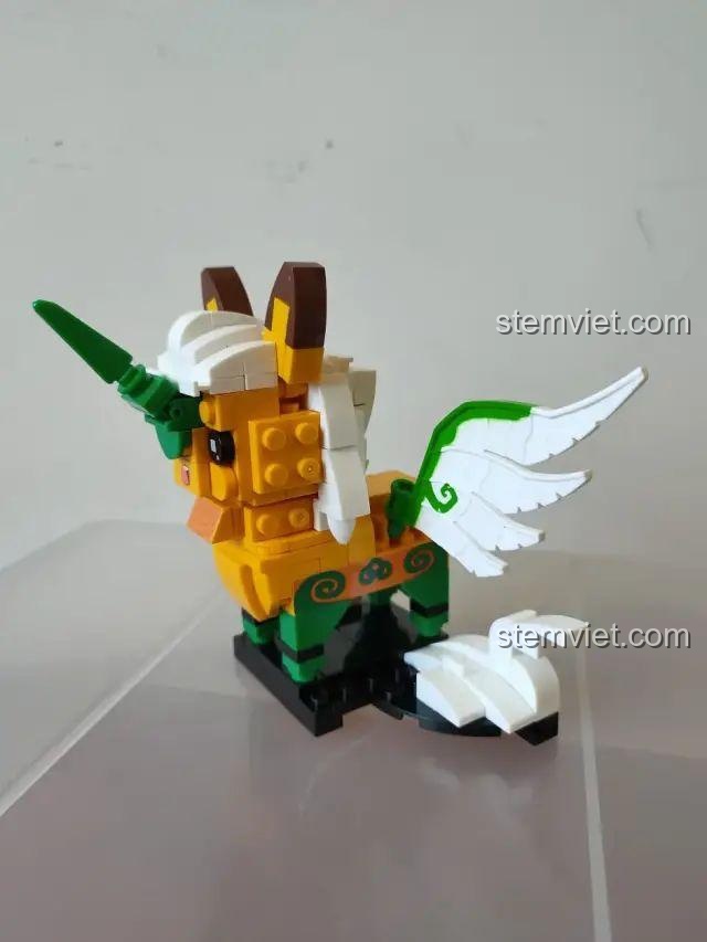 Mô hình Thiên Mã CAYI 12004 nhìn từ bên trái, chi tiết cánh và vân mây.