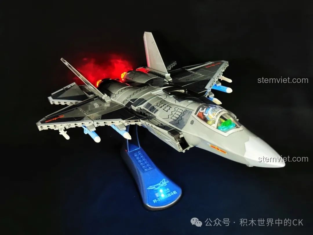 Bộ lắp ráp Chiến đấu cơ trên tàu sân bay J-35 SEMBO trên đế trưng bày khi bật đèn LED, rất nổi bật.