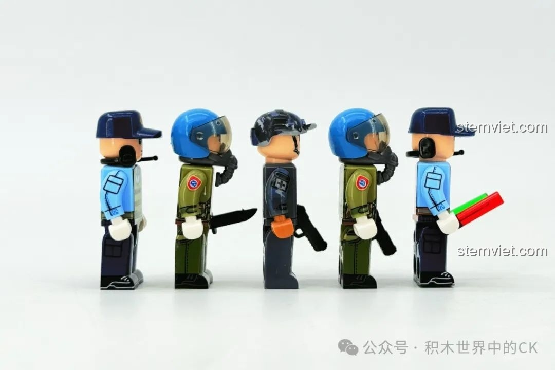 Bộ lắp ráp Chiến đấu cơ trên tàu sân bay J-35 SEMBO có các minifigures được trang bị phụ kiện riêng.