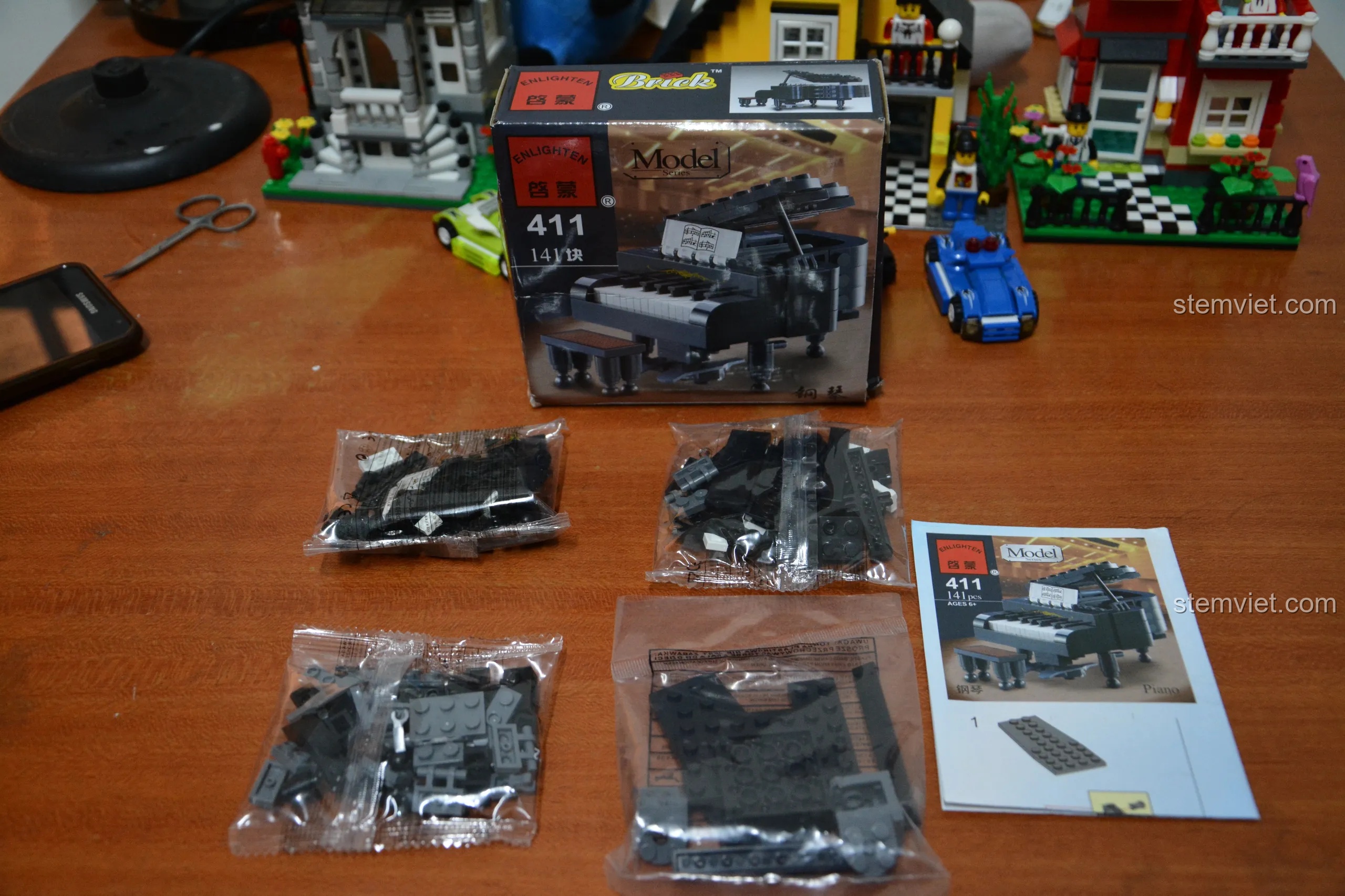 Bộ lắp ráp đàn piano của hãng Enlighten, một món đồ chơi đi kèm trong combo nhà phố WANGE.