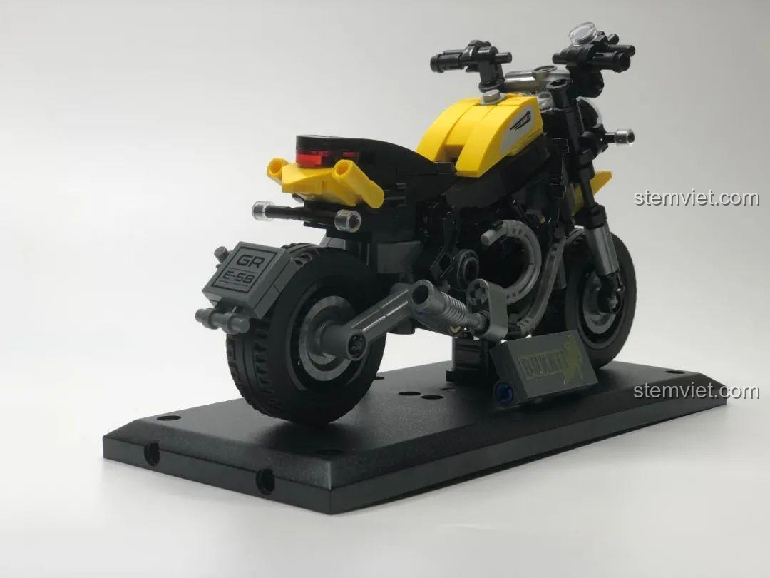 Mô hình xe mô tô Ducati Scrambler Sembo 701105 nhìn từ phía sau, khoe trọn thiết kế độc đáo.
