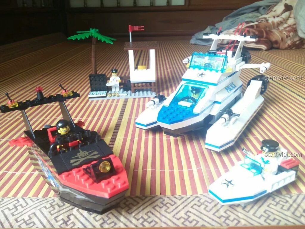 Toàn cảnh bộ lắp ráp Enlighten 117 Cảnh Sát Biển Truy Bắt Tội Phạm với tàu cảnh sát, thuyền cướp biển và trạm gác.