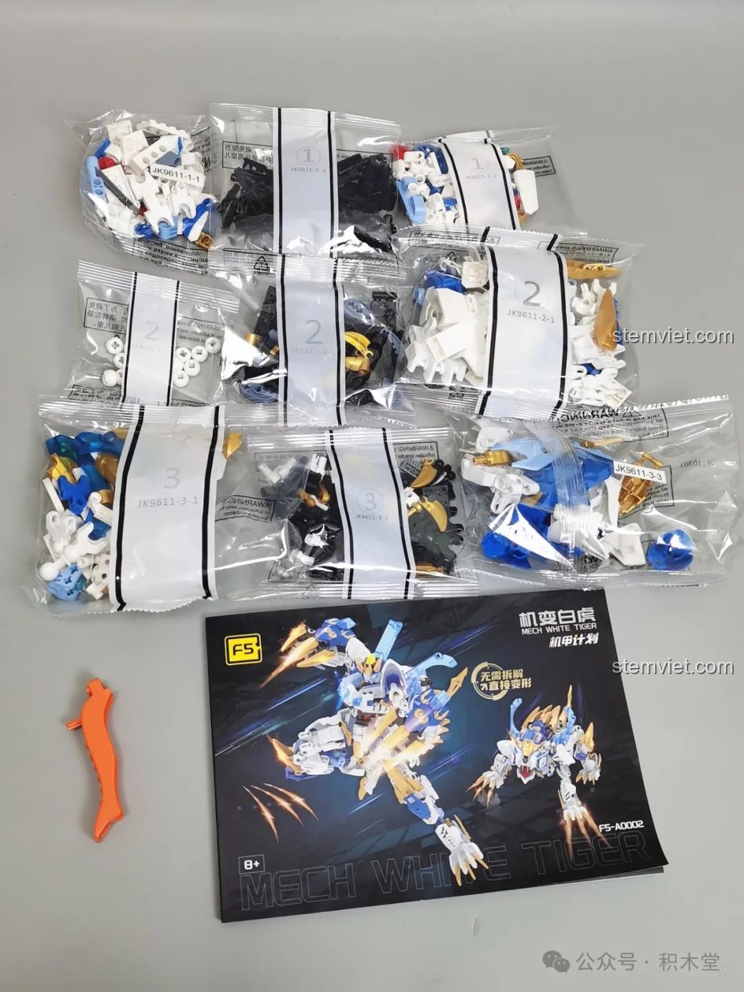 Bộ lắp ráp F5-A0002 Robot Mecha Bạch Hổ với các túi chi tiết được đánh số và sách hướng dẫn đi kèm.