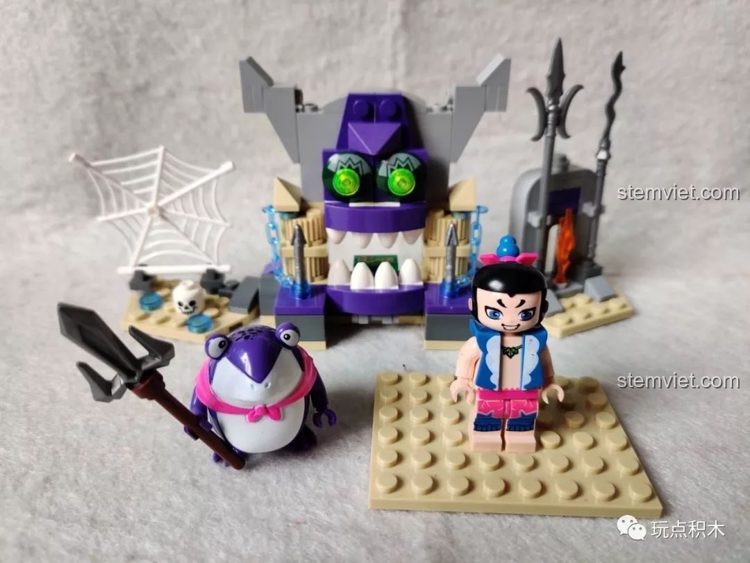 Bộ lắp ráp Hồ Lô Huynh Đệ Enlighten 2501 Đại Náo Yêu Động đã hoàn thành, cùng minifigure Lục Oa và Cóc Tinh.