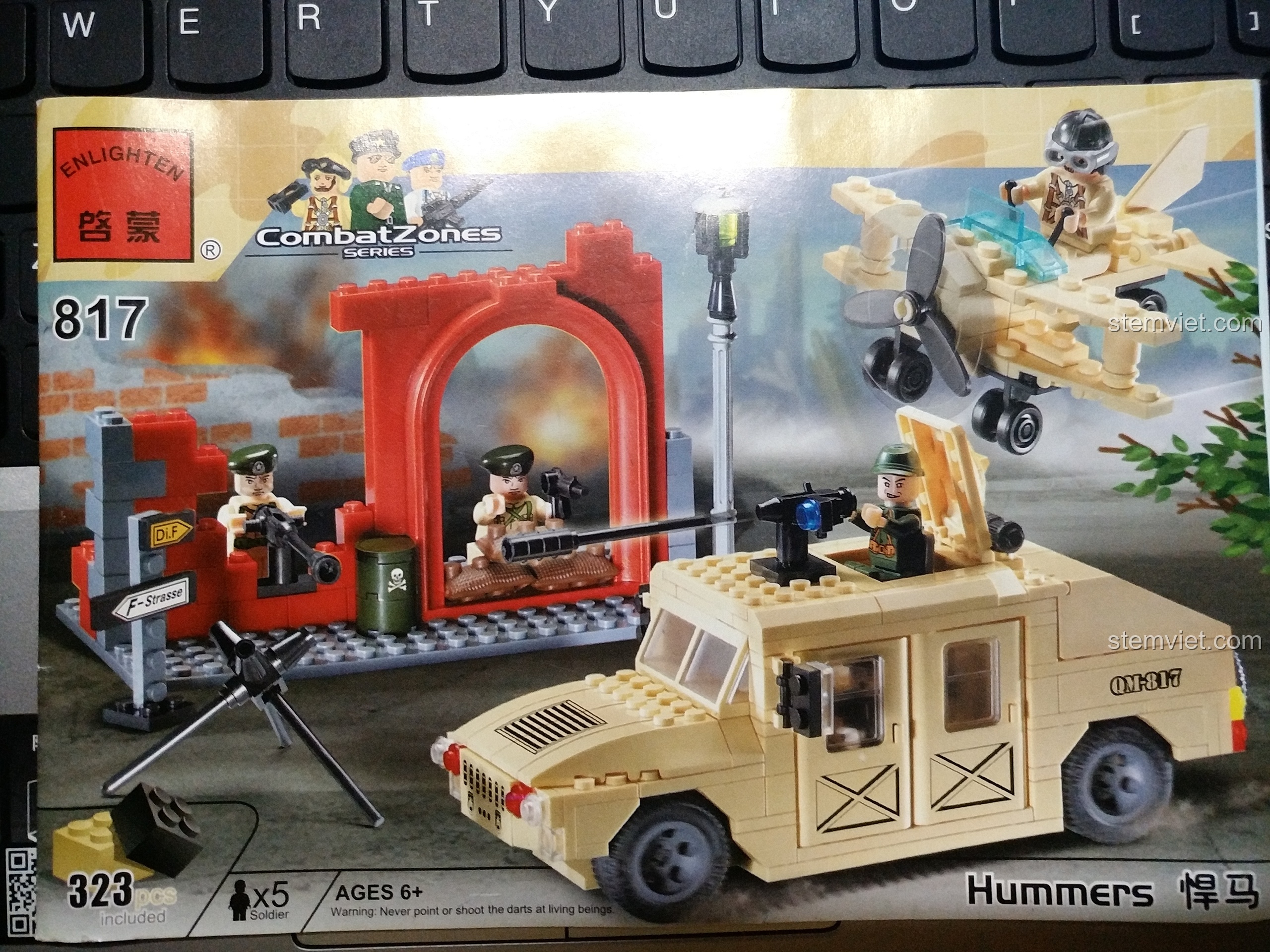 Hộp đồ chơi lắp ráp Hummer quân sự ENLIGHTEN 817 với đầy đủ các mô hình và nhân vật đi kèm.