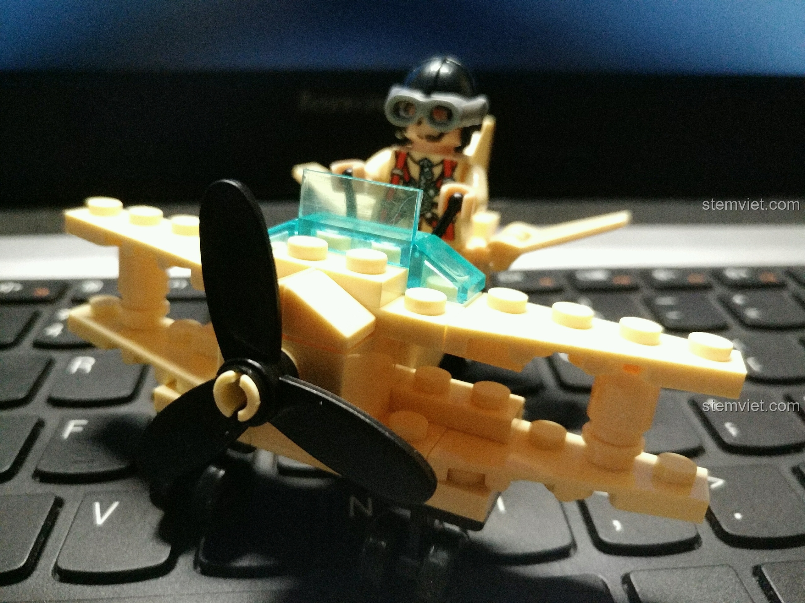 Mô hình máy bay lắp ráp từ bộ ENLIGHTEN 817, có phi công ngồi lái.