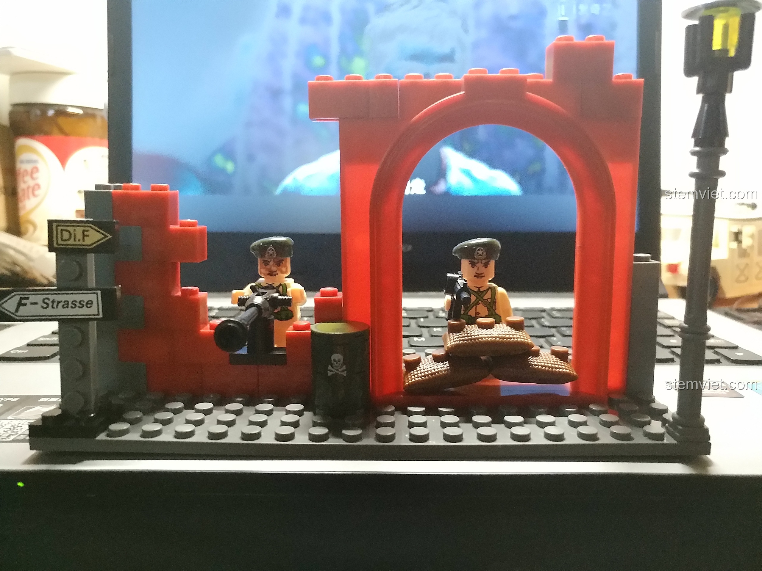 Mô hình tiền đồn lắp ráp từ bộ ENLIGHTEN 817, có lính và bao cát.