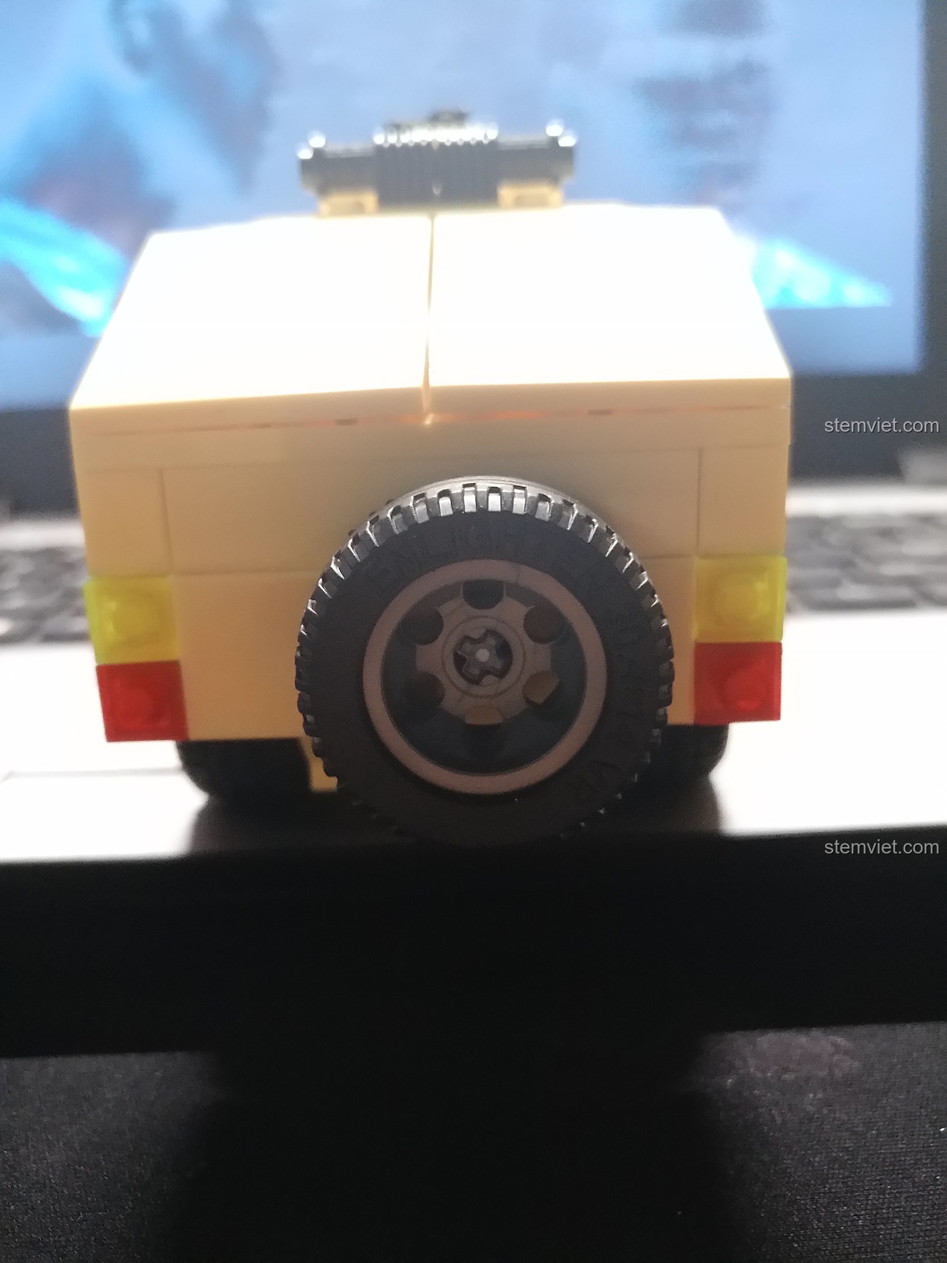 Chi tiết bánh xe dự phòng phía sau xe Hummer quân sự ENLIGHTEN 817.