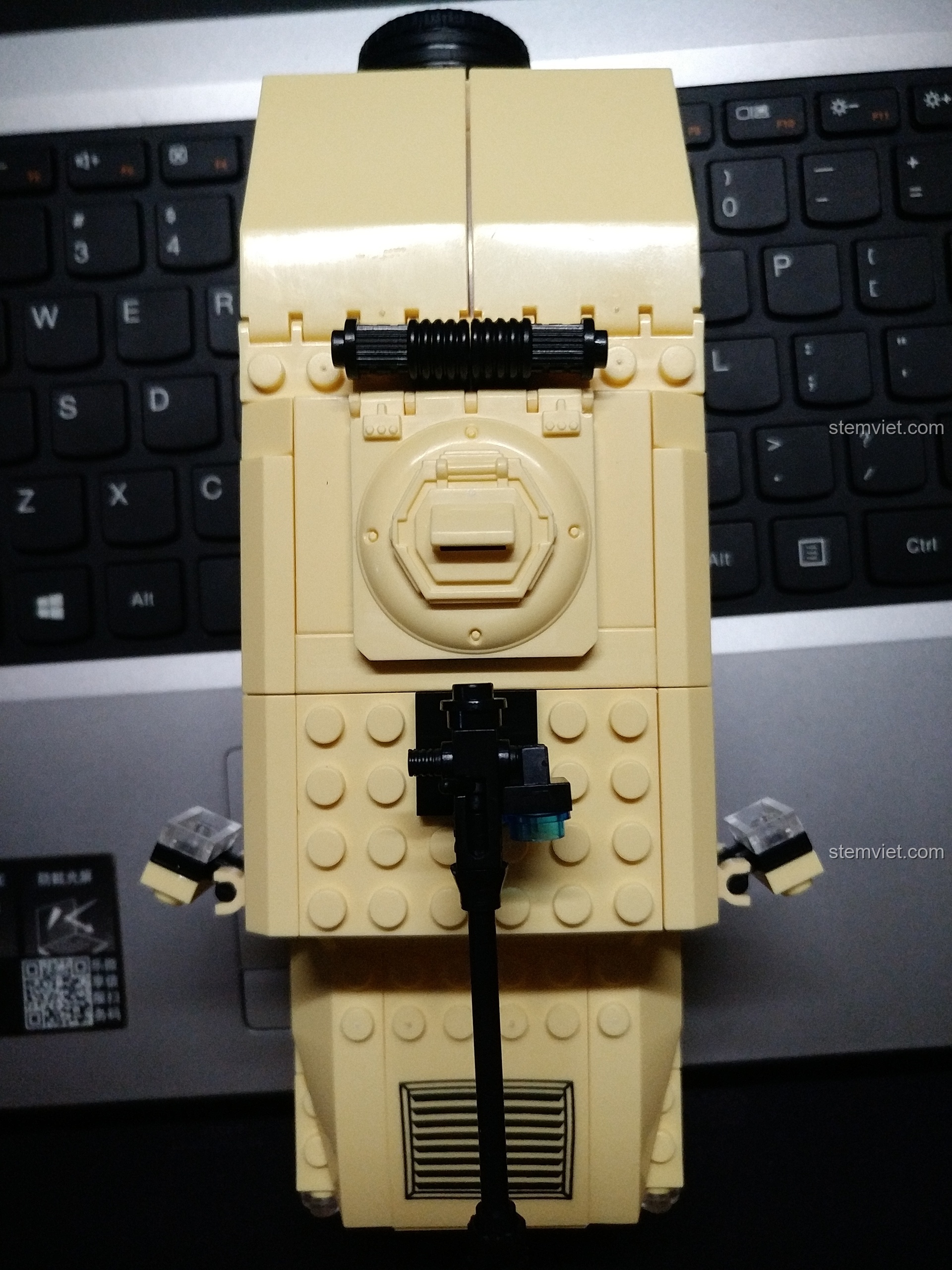 Chi tiết súng máy trên nóc xe Hummer quân sự ENLIGHTEN 817.