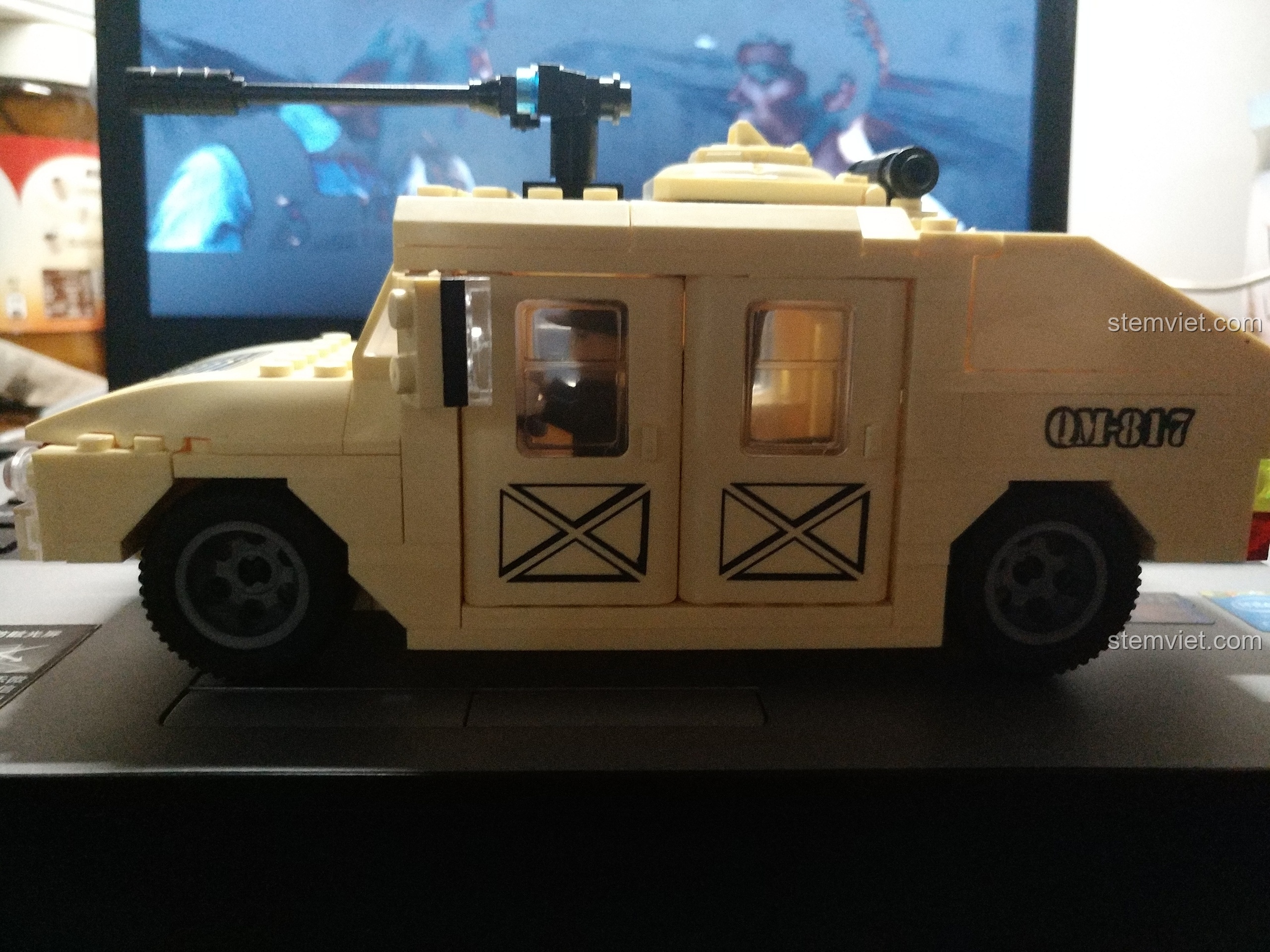 Chi tiết phần thân xe Hummer quân sự ENLIGHTEN 817, có cửa mở.