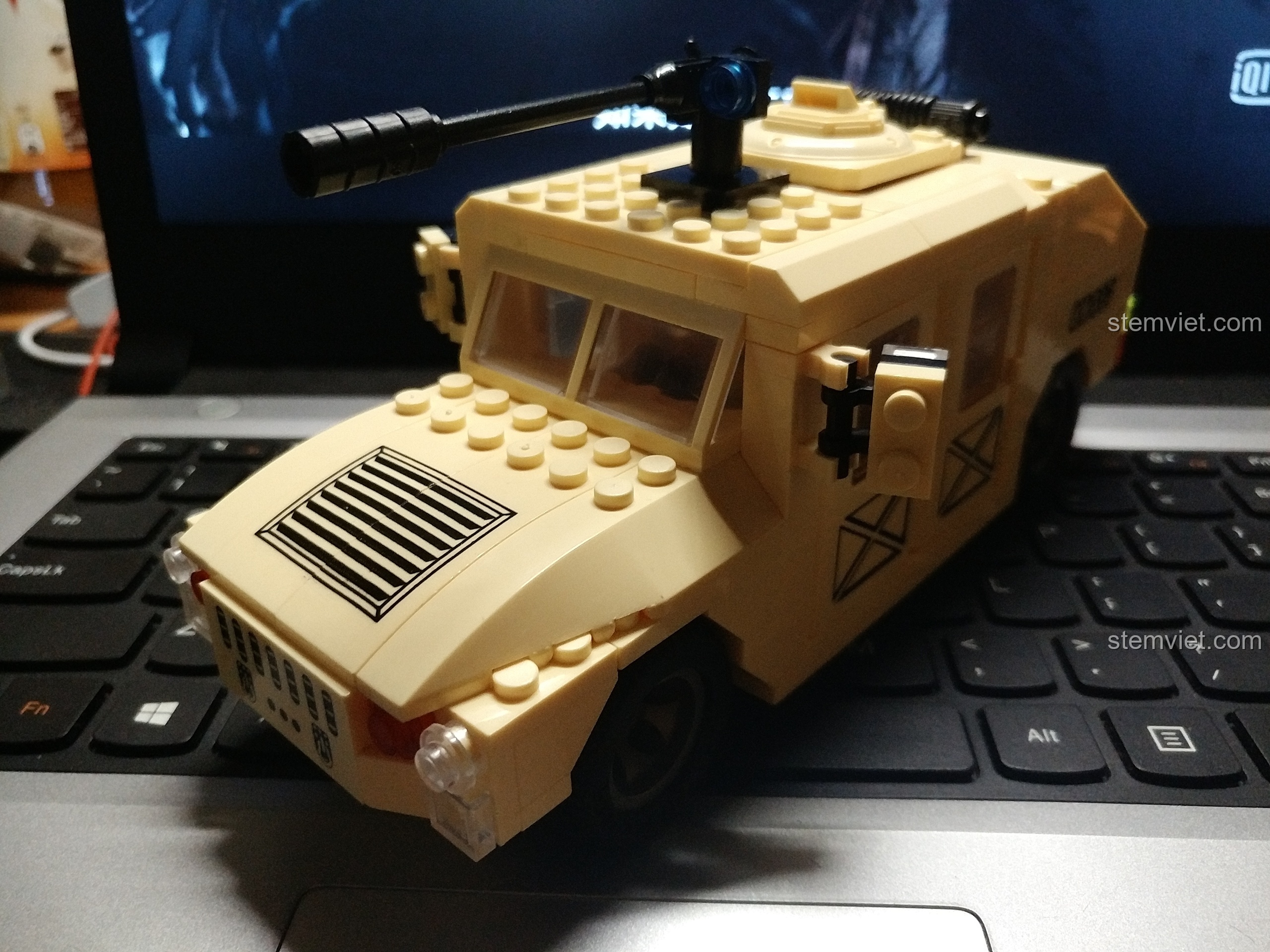 Mô hình xe Hummer quân sự lắp ráp từ bộ ENLIGHTEN 817, có súng máy.