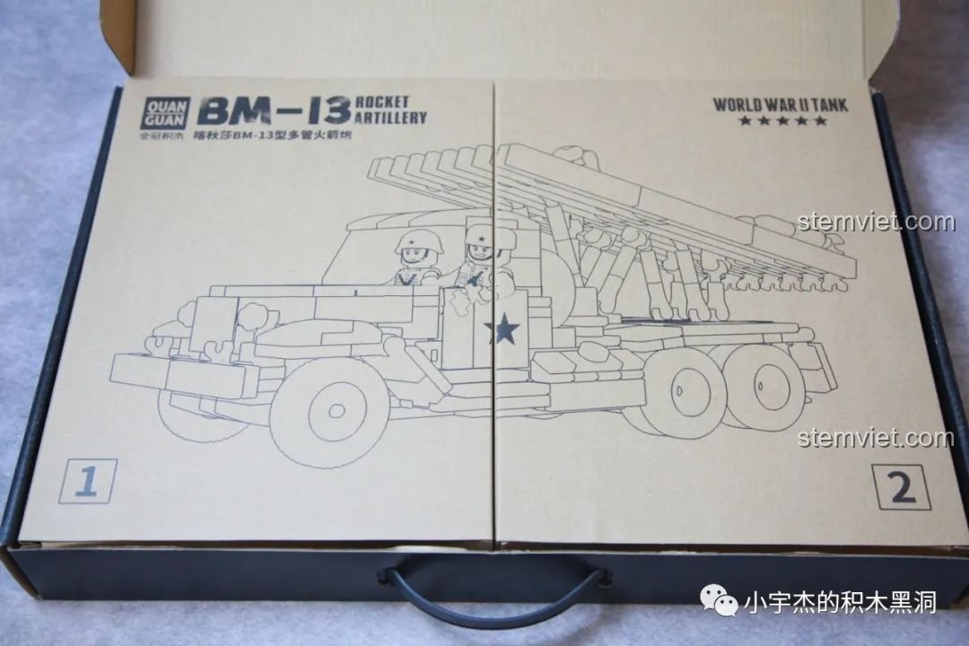 Bên trong hộp bộ lắp ráp QUANGUAN Katyusha BM-13, chia làm hai ngăn với thiết kế hộp lật.