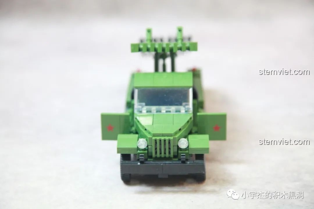 Cận cảnh phần đầu xe của bộ QUANGUAN Katyusha BM-13, chi tiết cabin và bộ phận điều khiển.