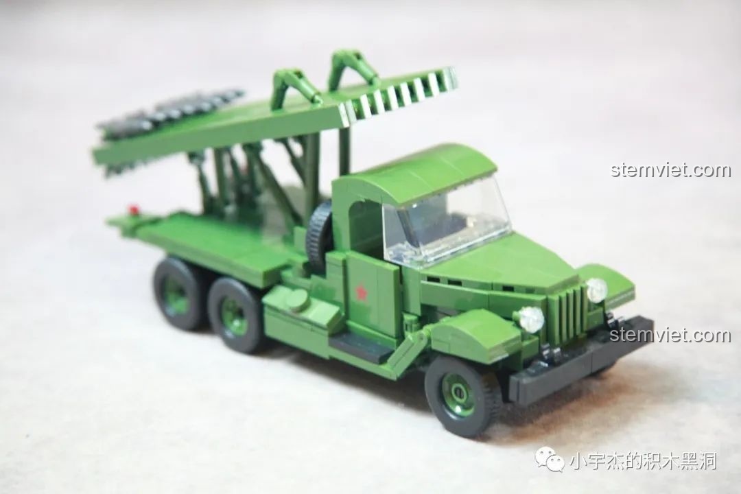 Cận cảnh ba minifigure binh sĩ Liên Xô của bộ QUANGUAN Katyusha BM-13.