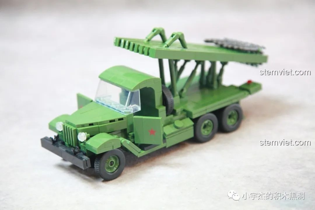 Cận cảnh phần càng xe và bánh xe của bộ QUANGUAN Katyusha BM-13.