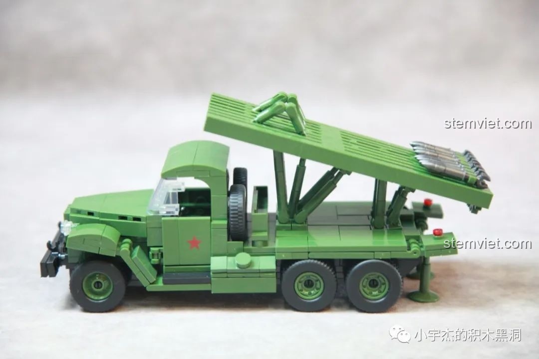 Cận cảnh phần đầu xe của bộ QUANGUAN Katyusha BM-13, với lưới tản nhiệt và đèn pha.