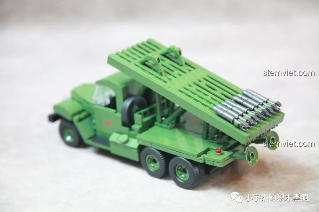 Phần đuôi xe của bộ QUANGUAN Katyusha BM-13, với đèn hậu và chân chống.