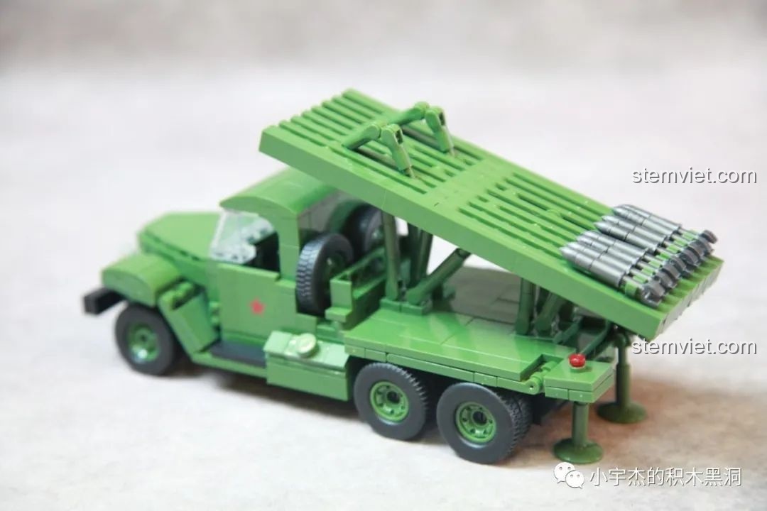 Mô hình Pháo phản lực Katyusha BM-13 của QUANGUAN đã hoàn thiện, với màu xanh quân đội đặc trưng.