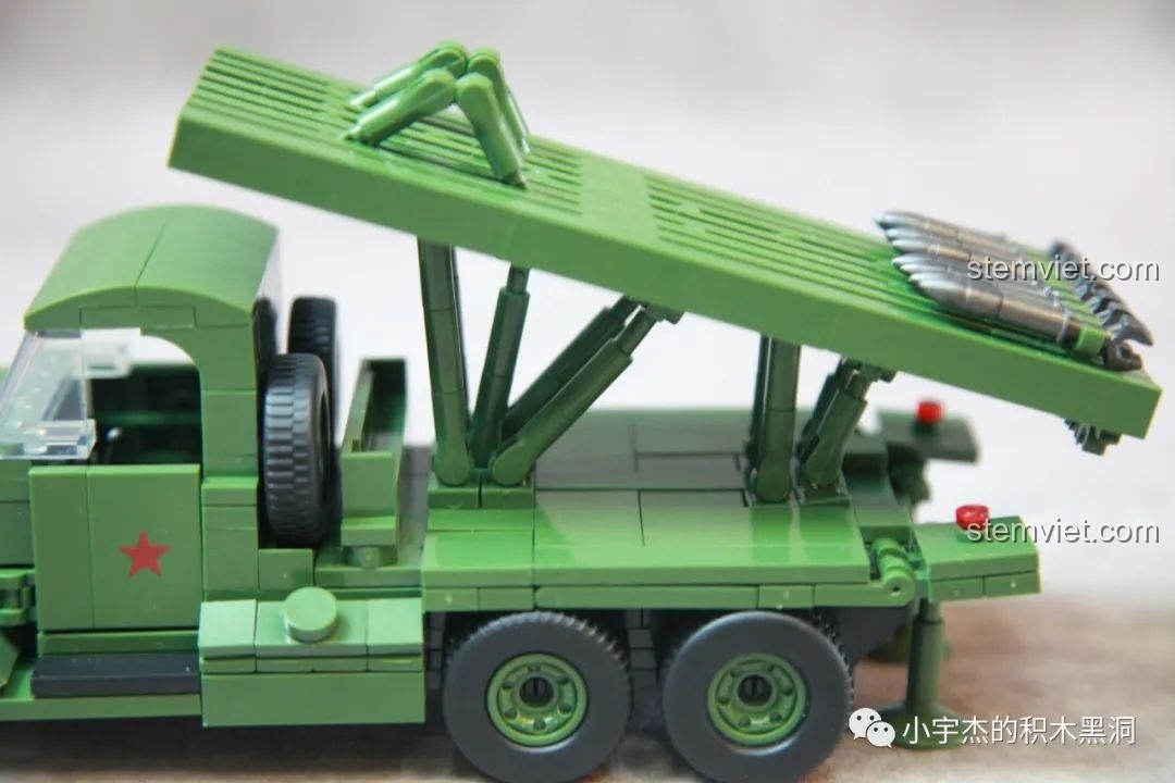 Mô hình Pháo phản lực Katyusha BM-13 của QUANGUAN từ góc nhìn bên hông.