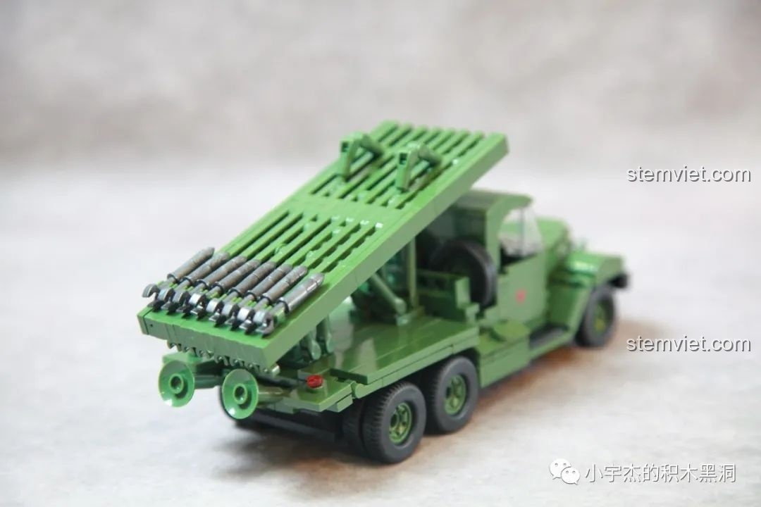 Mô hình Pháo phản lực Katyusha BM-13 của QUANGUAN đã gần hoàn thiện, với phần phóng rocket được lắp đặt.