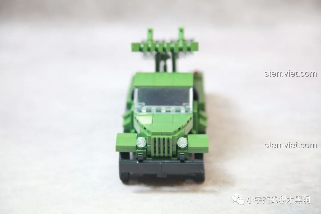 Mô hình Pháo phản lực Katyusha BM-13 của QUANGUAN nhìn từ phía sau.