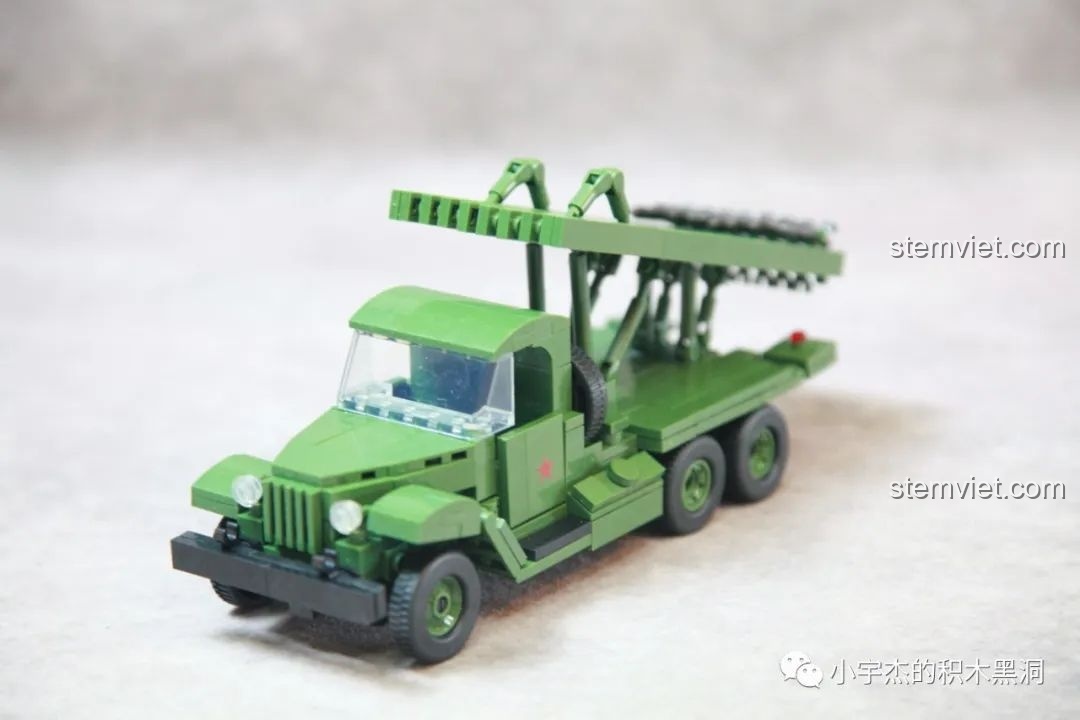 Mô hình Pháo phản lực Katyusha BM-13 của QUANGUAN nhìn từ trên xuống.