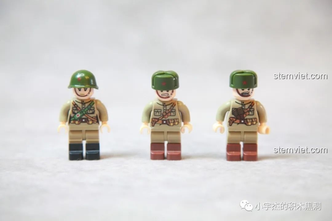 Toàn cảnh mô hình Pháo phản lực Katyusha BM-13 của QUANGUAN cùng ba minifigure binh sĩ Liên Xô.