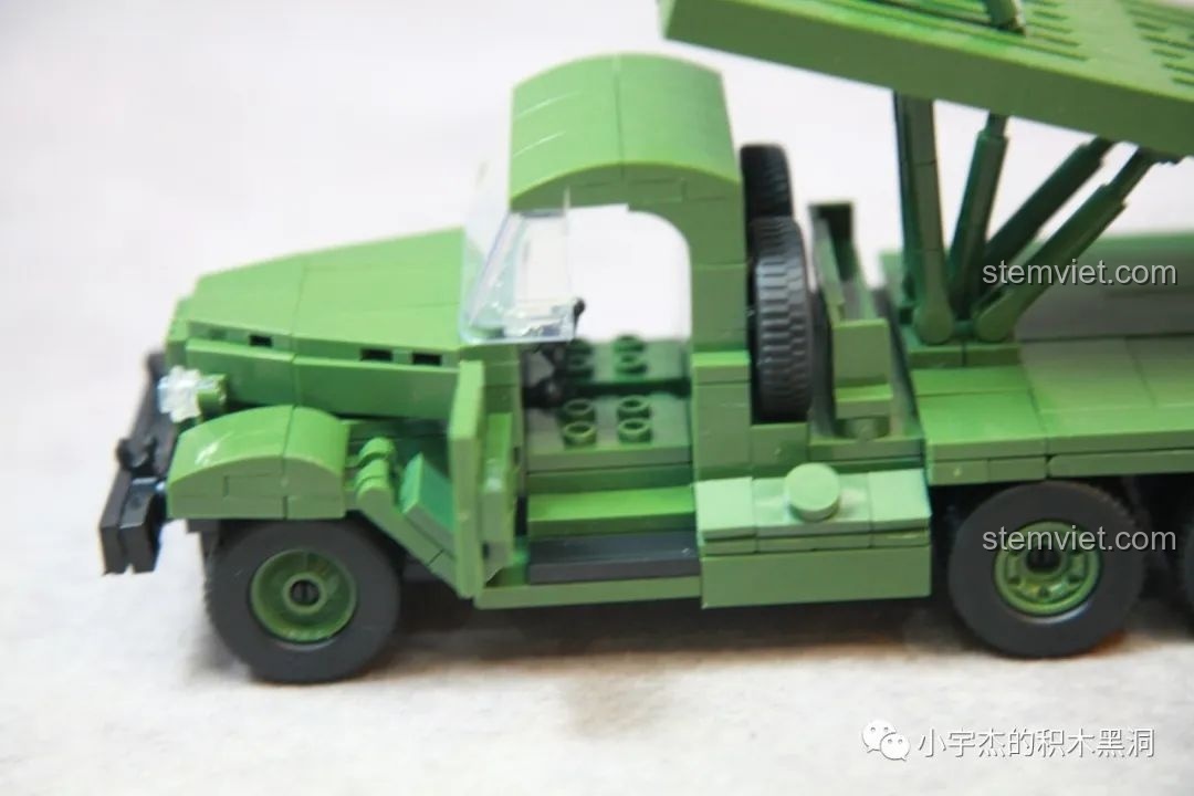 Ba minifigure binh sĩ Liên Xô đi kèm bộ lắp ráp QUANGUAN Katyusha BM-13.