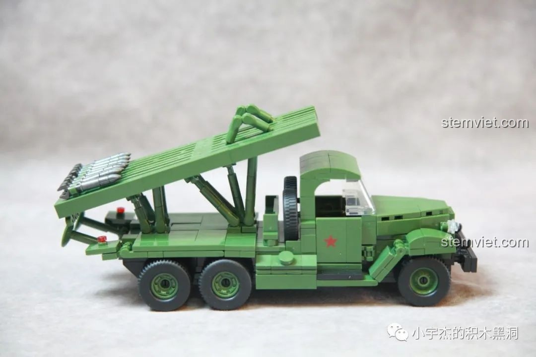 Tất cả các mảnh ghép, bánh xe, và bộ phận phóng rocket của bộ QUANGUAN Katyusha BM-13.