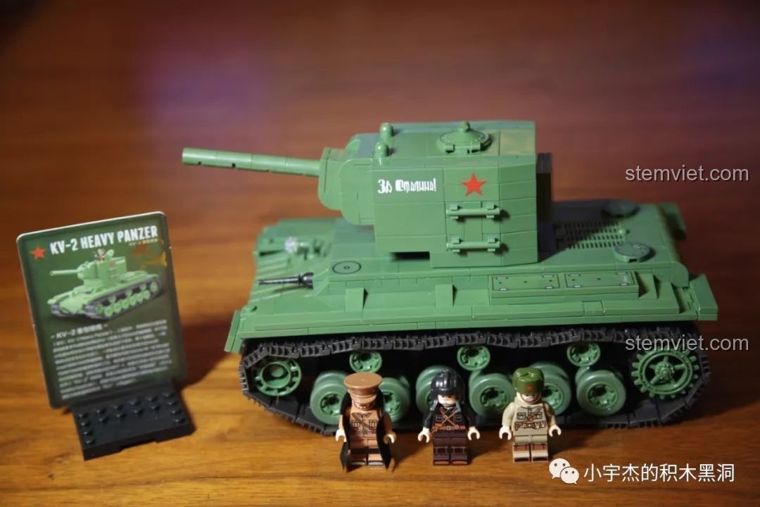 Cảnh quan trưng bày các bộ lắp ráp quân sự của QUANGUAN.